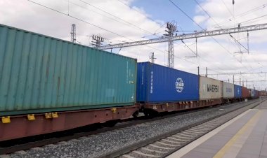 Быстро промчался, Контейнерный Поезд на Очень Высокой Скорости