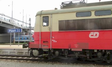 "Чебурашка" Электровоз Шкода отправляется со станции