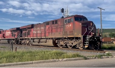 Грузовой поезд длинною в километр, Канада