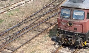 Болгария, тепловоз ТЭ109 отправляется с грузовым поездом со станции