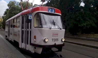 Трамвай ТАТРА Т3 в Праге, с рекламой Музея Пражского транспорта