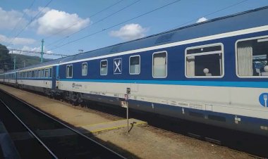 Пассажирский поезд на станции Дечин