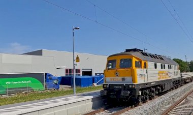 Германия. Тепловоз ТЭ109 с вагонами для перевозки шпал и рельс