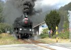 Красавец-паровоз в работе, с ретро поездом на дороге