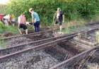 Путейцы. Замена деревянной шпалы на железной дороге