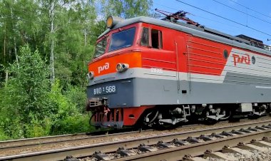 "Гость из Питера" Электровоз ВЛ10У-568 с грузовым поездом