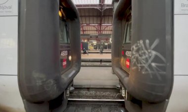 Нежный поцелуй двух поездов