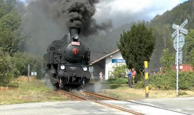 Красавец-паровоз в работе, с ретро поездом на дороге