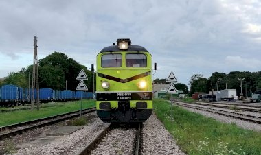 Пучеглазая М62-1769 Выполняет манёвр с вагоном на станции