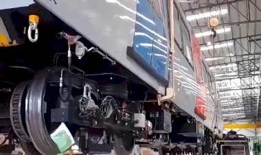 Подъёмка вагона краном в депо