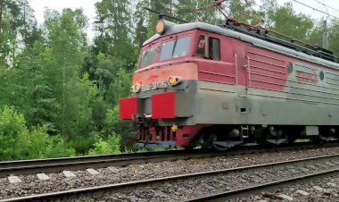 "Оглушающий гудок" Электровоз ВЛ11-306/302Б с грузовым поездом