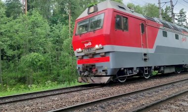 В дождь и приветливой бригадой, 2ЭС6-1300 «Синара» с грузовым поездом