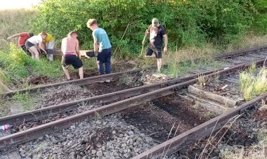 Путейцы. Замена деревянной шпалы на железной дороге