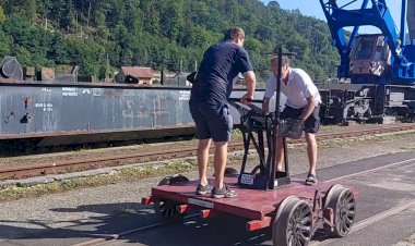 Катание на ручной дрезине в железнодорожном музее