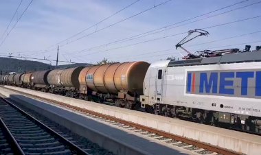 Локомотив Сименс Вектрон с цистернами для бензина 1