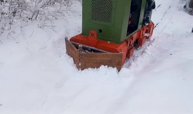 Мотовоз чистит от снега узкоколейку