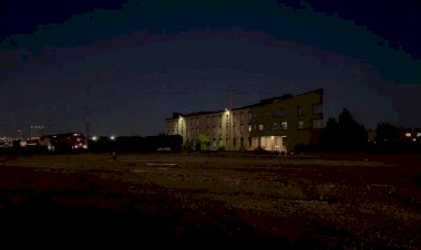 Канадский Калгари ночью и поезд делающий остановку