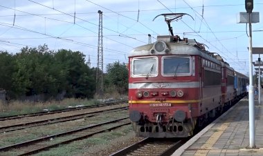 Двойные Чебурашки прицепляются к поезду Ямбол