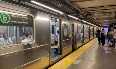 Нью-Йорк метро, прибытие и отправка поезда с Юнион Сквер