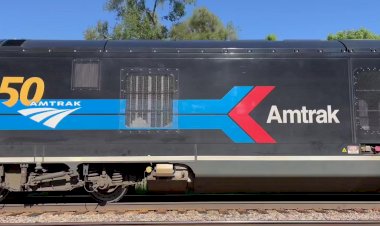 Двухэтажный Поезд Амтрак с приветливым машинистом