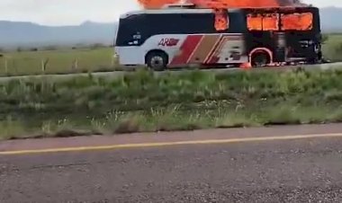 Автобус горит на дороге!!