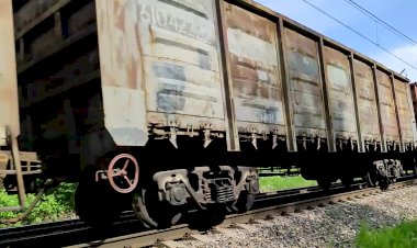 Электровоз ВЛ11М-337А/310 с грузовым поездом