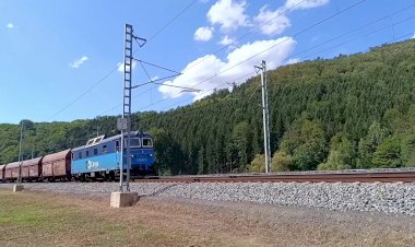 "Чебурашка" Локомотив Шкода с полувагонами для угля