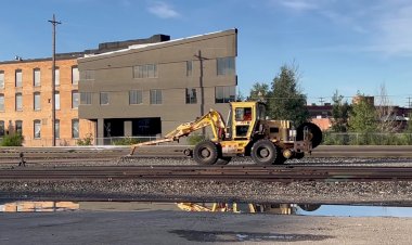 Погрузчик на Комбинированном Железнодорожном Ходу, Тащит рельсы