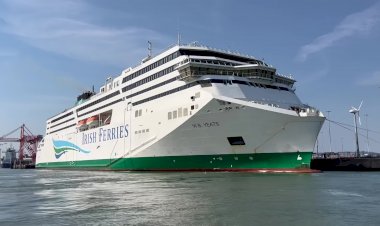 Гига́нтский паром в порту Дублина