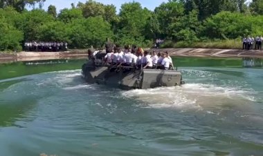 Машина амфибия с людьми ныряет в воду