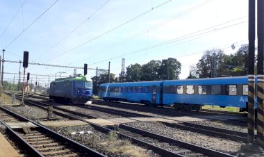 "Чебурашка" Электровоз Шкода следует резервом