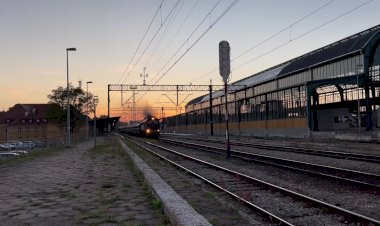 Закат солнца и остановка на красный, Тепловоз М62 с грузовым поездом