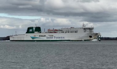 Паром на полном ходу выходит в открытое море