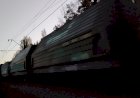 Октябрьский вечер на БМО, Электровоз ВЛ11 с поездом на большой скорости спешит домой