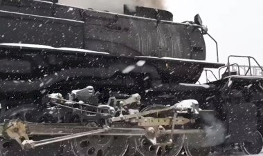 Гигантский паровоз едет в снежную бурю