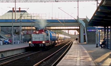 Свист Турбины, Тепловоз SM42 отправляется с бочками со станции