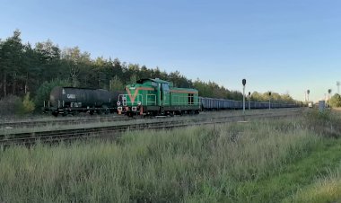 Маневровый тепловоз SM42-2242 следует резервом по станции