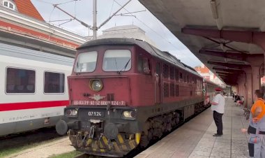 Тепловоз ТЭ109 в Болгарии, отправление со станции с поездом