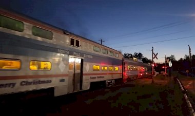 Ретро поезд с туристами едет тёплым летним вечером