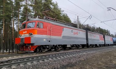 Электровоз ВЛ11-395/288А с грузовым поездом