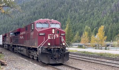 Сдвоенный Грузовой Поезд, Отправление с Перегона