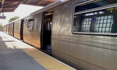 Подземка Нью-Йорка, прибытие и отправление поезда со станции Артур-Килл