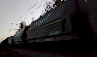 Октябрьский вечер на БМО, Электровоз ВЛ11 с поездом на большой скорости спешит домой