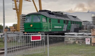 Красавица "Людмила" ТЭ109 с вагонами для перевозки шпал