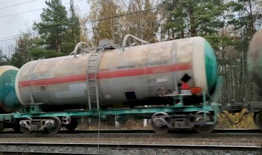 На разгон. Локомотив ВЛ11М-033/034А с грузовым поездом.