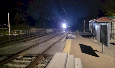 Высокоскоростной Поезд Амтрак с Искрящими Токоприёмниками