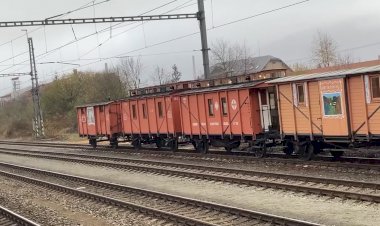 Старинные двухосные вагоны на станции