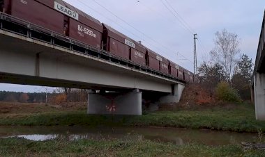 "Крокодил пересекает реку Шпрее" Промышленный электровоз EL2 с вагонами для угля
