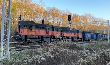 Поезд везет забитые под завязку вагоны с углем, Двойная тяга, Тепловозы 740 (T 466.2) с вагонами гружёнными углём