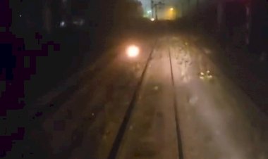 Вид из кабины машиниста поезда ночью